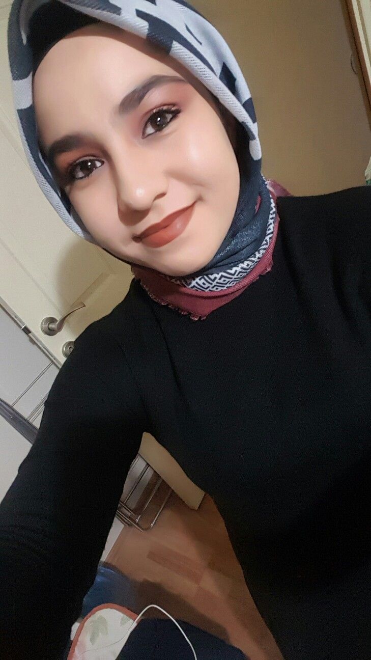 Zeynep, 22